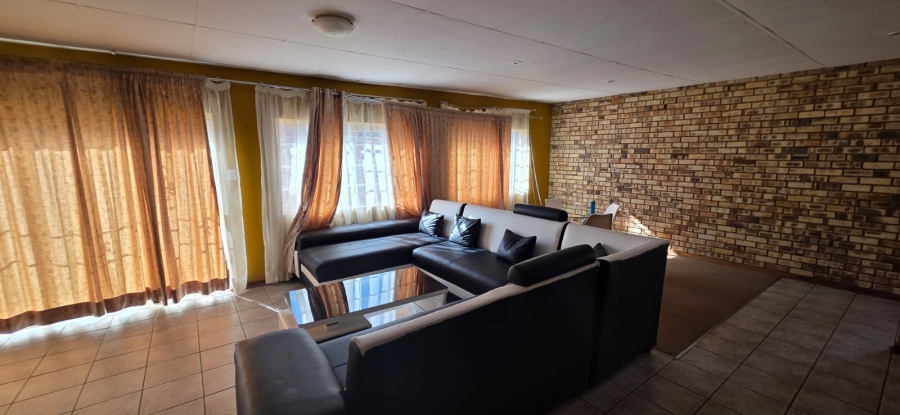 4 Bedroom Property for Sale in Kannoniers Park North West